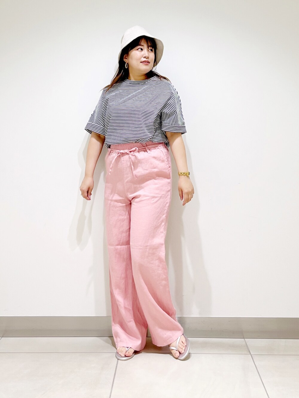 ピンク系のその他パンツ、ホワイト系のTシャツ/カットソー、シルバー系のサンダルを着用したレディースの夏コーディネートの9枚目の写真