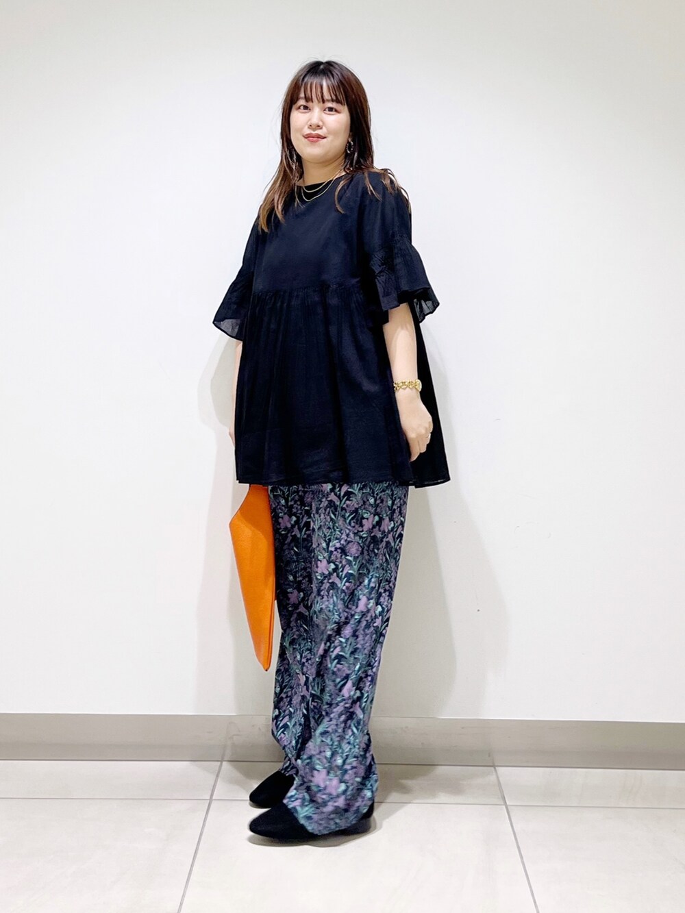 ブラック系のシャツ/ブラウス、オレンジ系のトートバッグ、ブルー系のその他パンツを着用したレディースの夏コーディネートの3枚目の写真