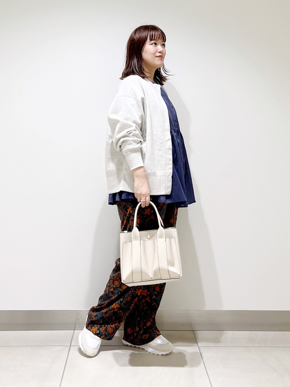 グレー系のカーディガン/ボレロ、ブルー系のシャツ/ブラウス、グレー系のトートバッグを着用したレディースの秋コーディネートの10枚目の写真