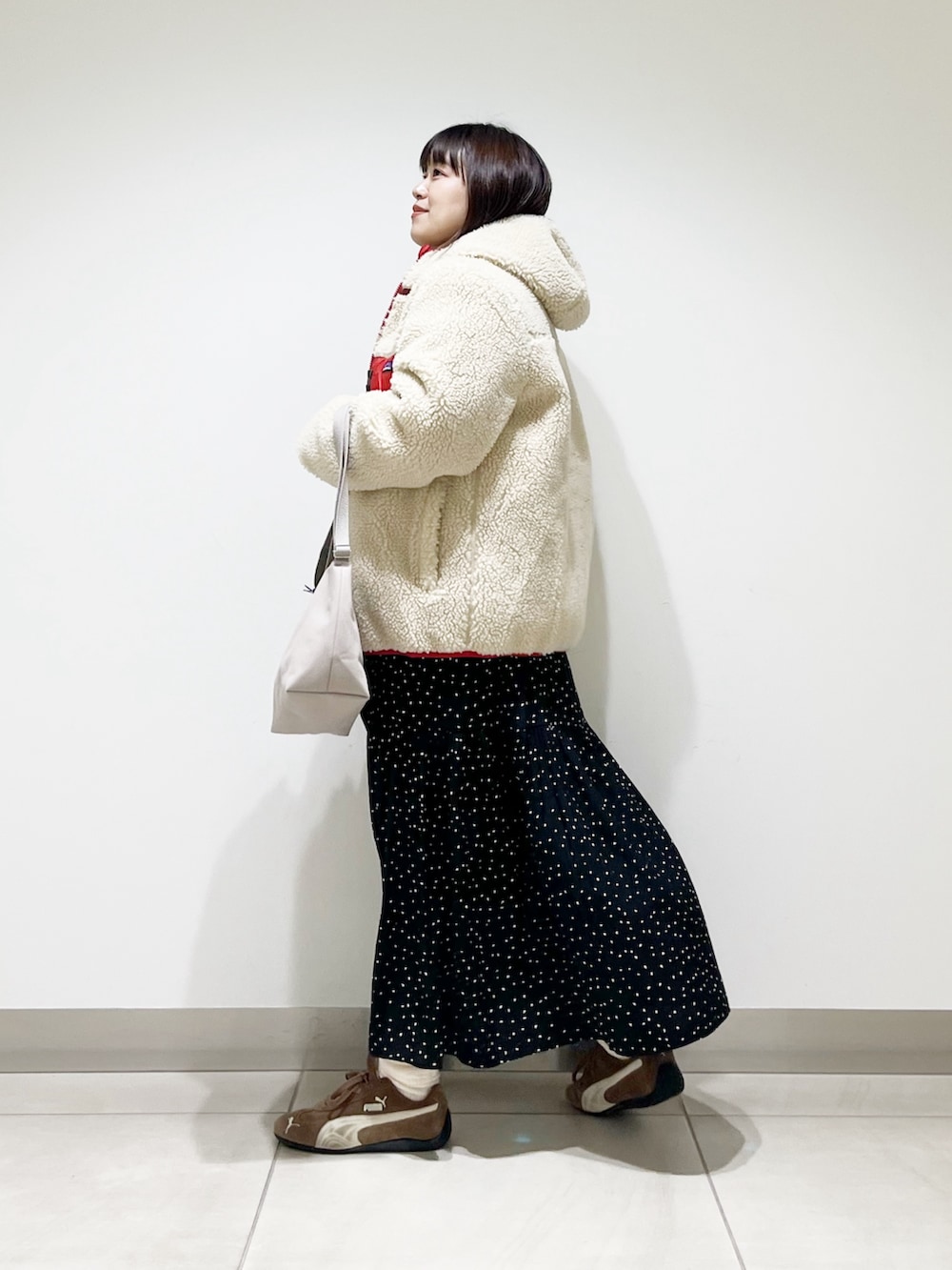 レッド系のその他アウター、ブラック系のワンピース、グレー系のショルダーバッグを着用したレディースの秋コーディネートの5枚目の写真