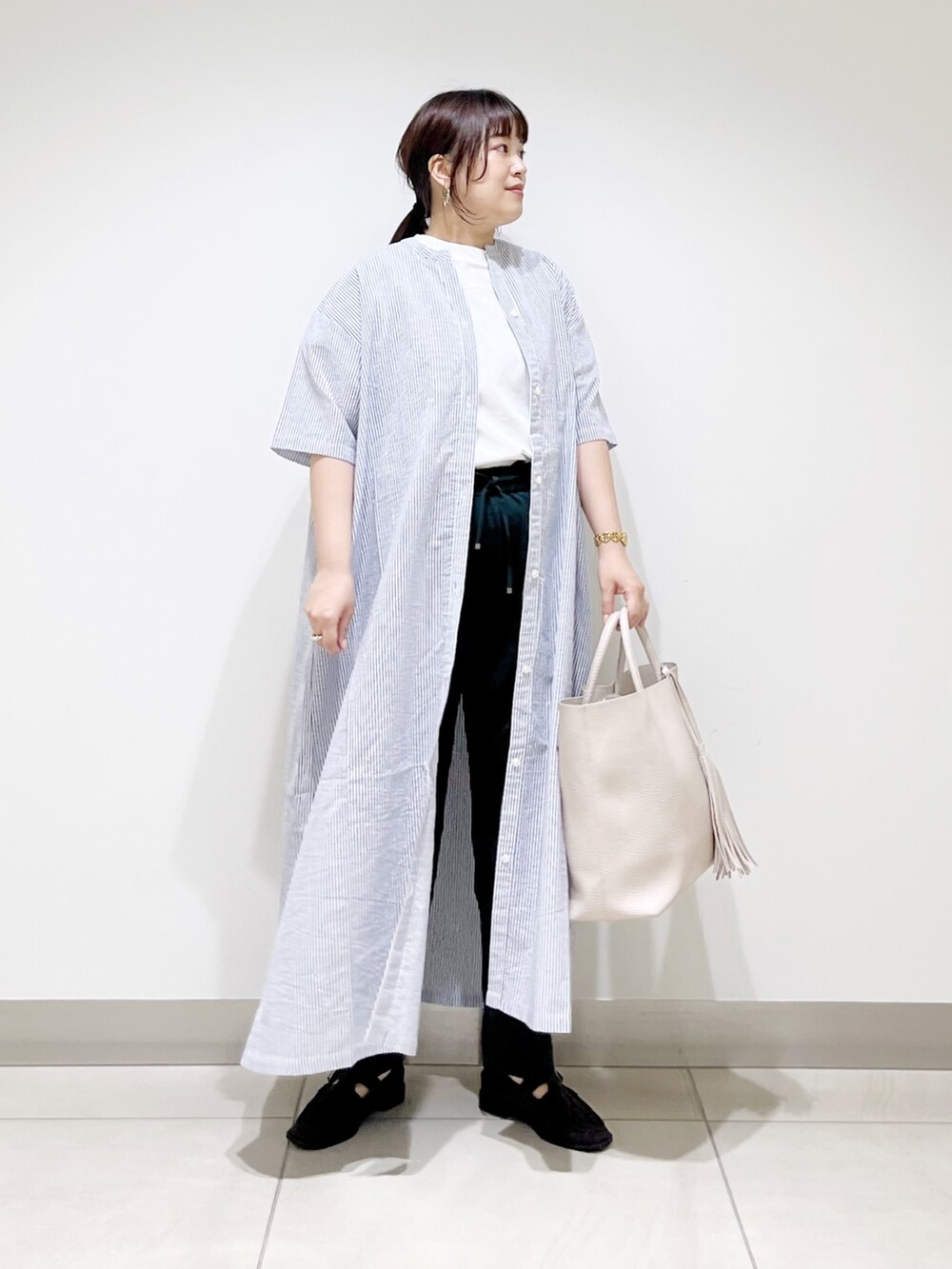 ブルー系のワンピース/ドレス、ホワイト系のトップス、グリーン系のパンツを着用したレディースの夏コーディネートの2枚目の写真