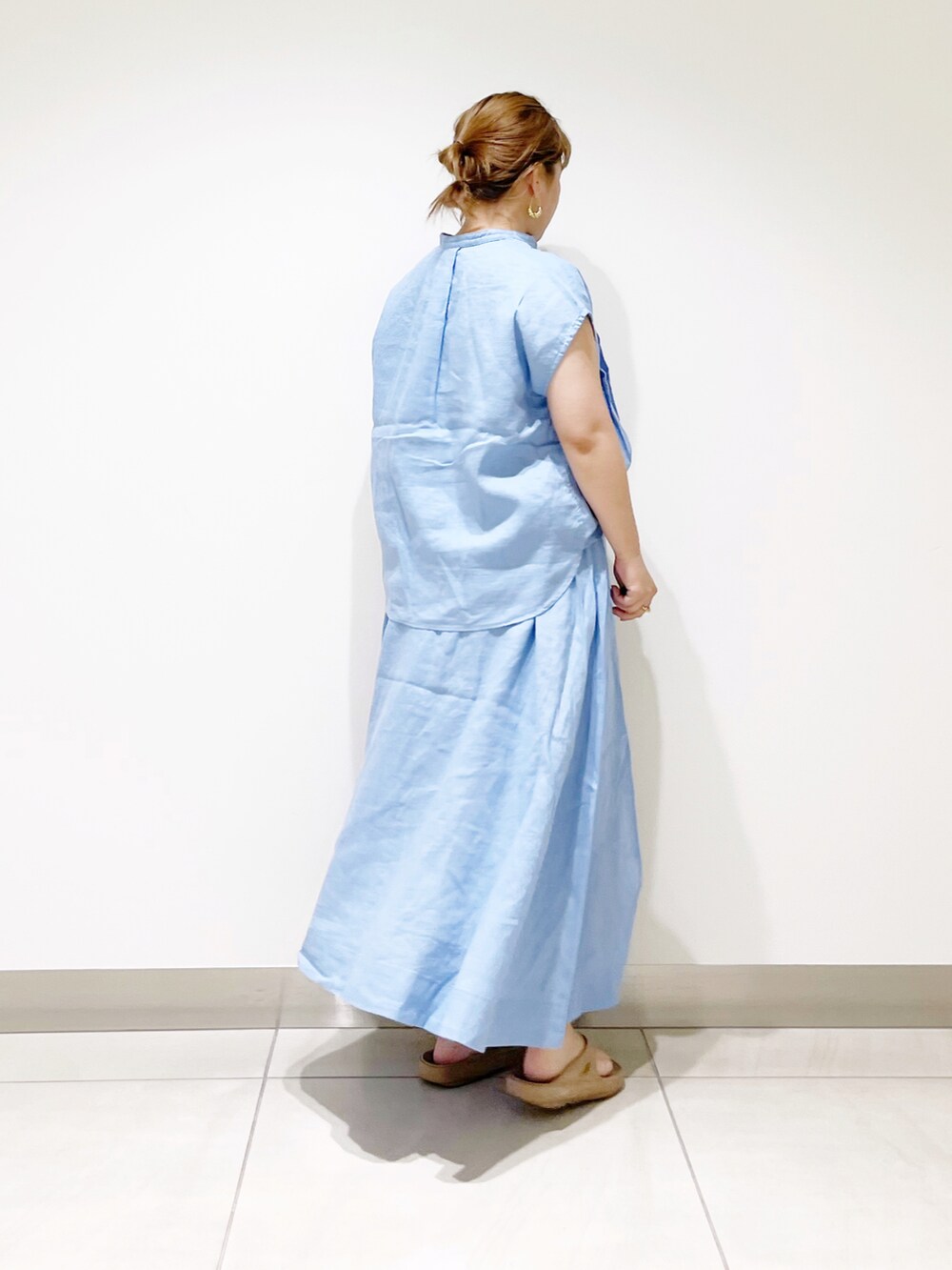 ブルー系のシャツ/ブラウス、ブルー系のスカート、その他のハンドバッグを着用したレディースの夏コーディネートの5枚目の写真