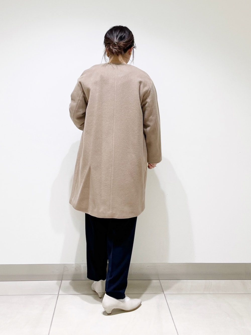 ブルー系のセットアップ、ベージュ系のその他アウター、ベージュ系のパンプスを着用したレディースの冬コーディネートの5枚目の写真