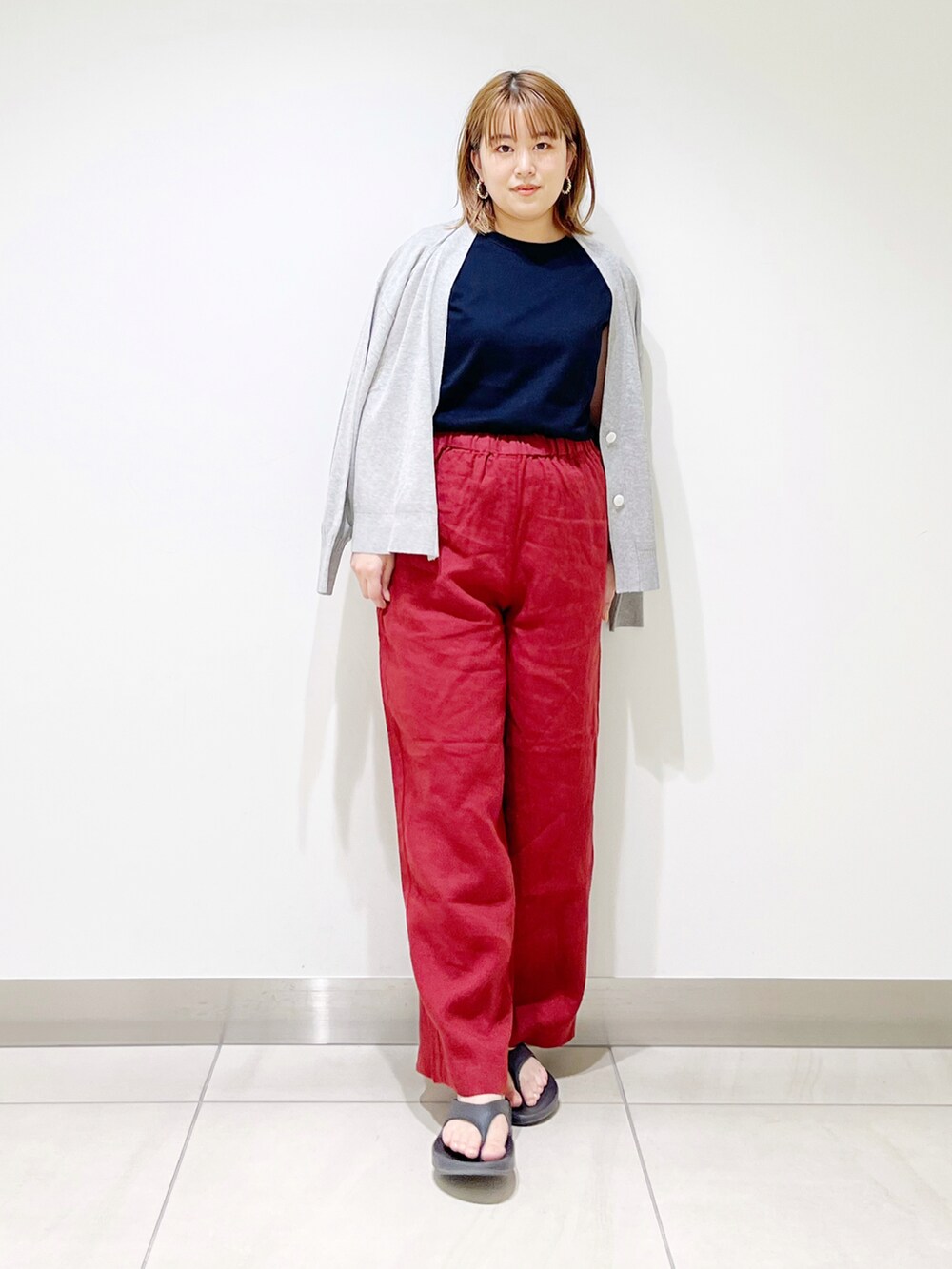 ブラウン系のその他パンツ、ブラック系のTシャツ/カットソー、グレー系のカーディガン/ボレロを着用したレディースの春コーディネートの4枚目の写真