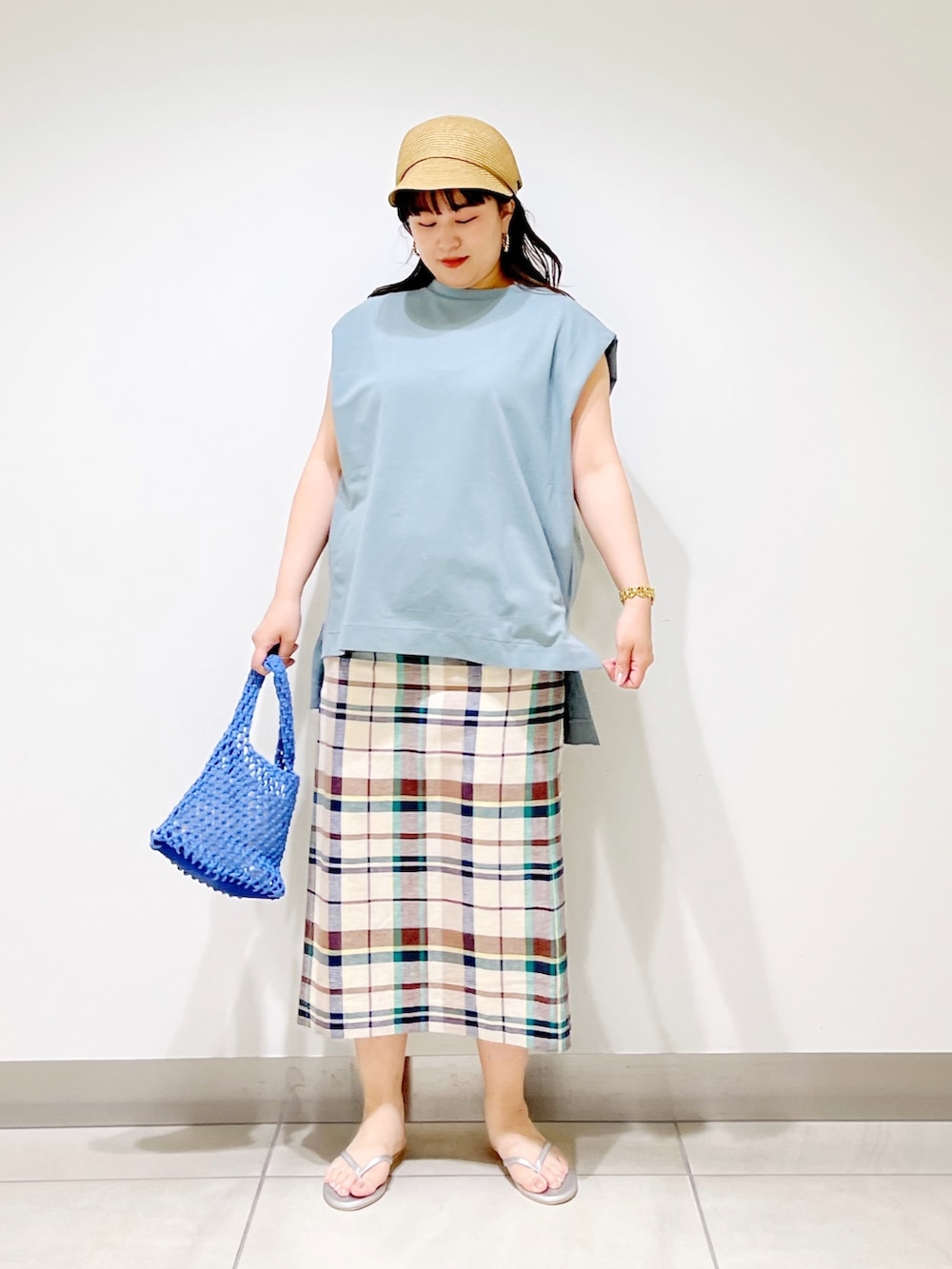 ブルー系のTシャツ/カットソー、グリーン系のスカート、ブルー系のハンドバッグを着用したレディースの夏コーディネートの4枚目の写真