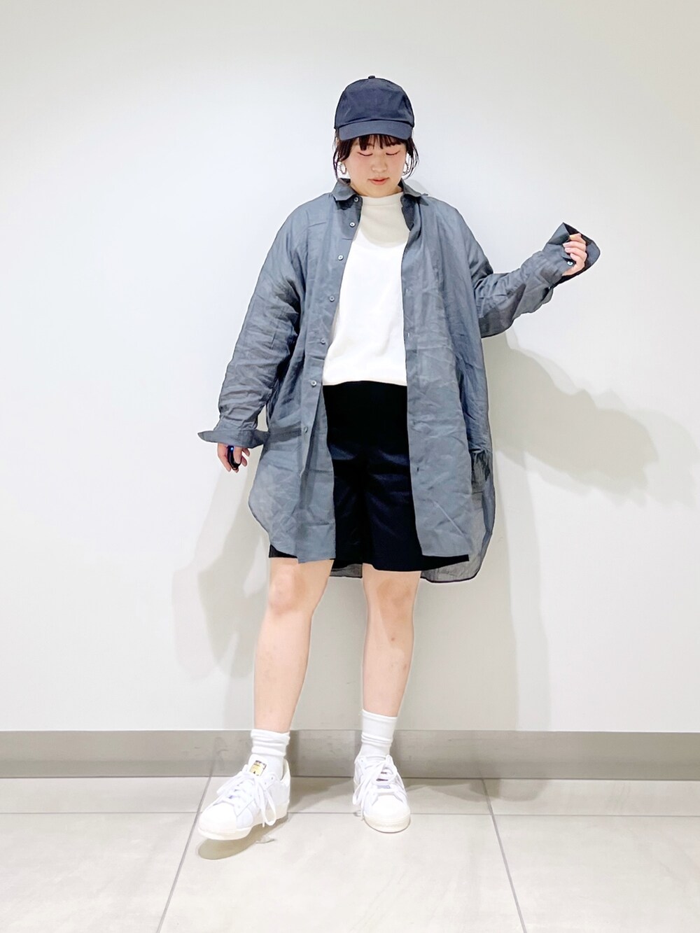 グリーン系のシャツ/ブラウス、ホワイト系のTシャツ/カットソー、ブラック系のその他パンツを着用したレディースの春コーディネートの3枚目の写真