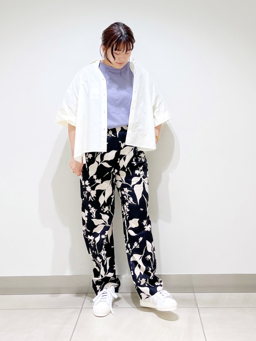 パープル系のTシャツ/カットソー、ブラック系のその他パンツ、ホワイト系のシャツ/ブラウスを着用したレディースの春コーディネートの9枚目の写真