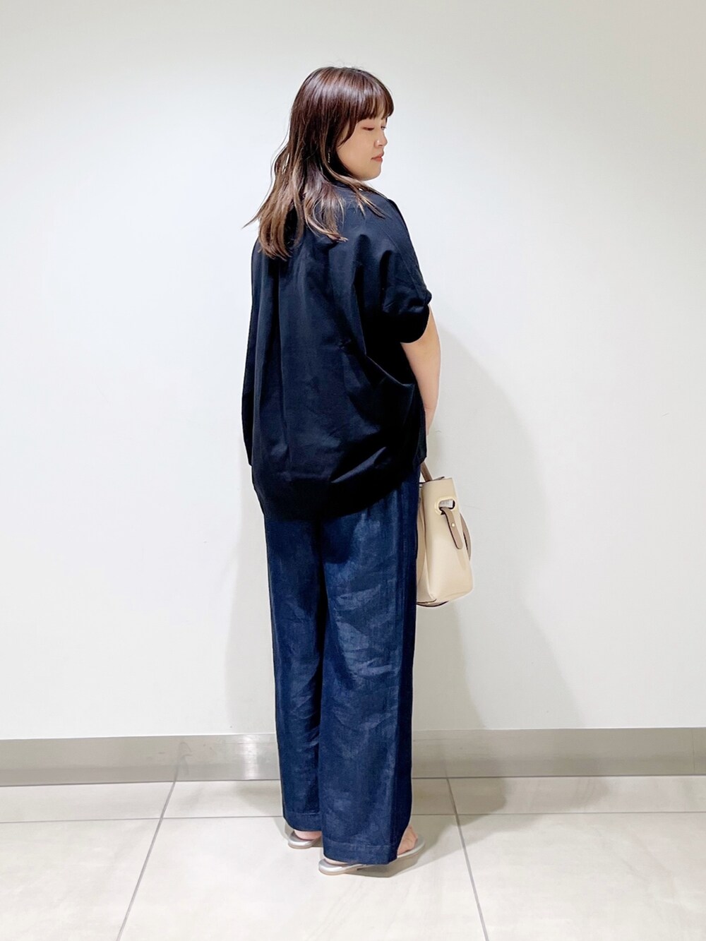 ブラック系のTシャツ/カットソー、ブルー系のその他パンツ、ホワイト系のトートバッグを着用したレディースの夏コーディネートの5枚目の写真