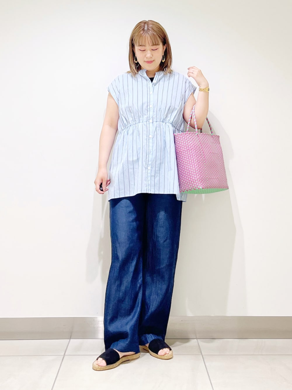 ブルー系のシャツ/ブラウス、ピンク系のトートバッグ、ブルー系のその他パンツを着用したレディースの春コーディネートの5枚目の写真