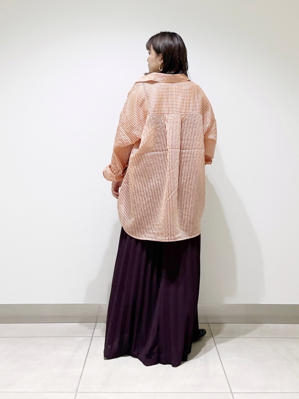 ブラウン系のシャツ/ブラウス、ブラウン系のワンピース、ブラック系のパンプスを着用したレディースの夏コーディネートの3枚目の写真