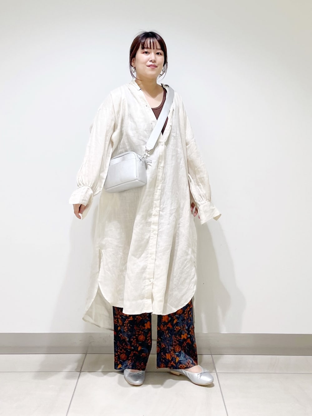 オレンジ系のその他パンツ、シルバー系のバレエシューズ、シルバー系のショルダーバッグを着用したレディースの夏コーディネートの8枚目の写真