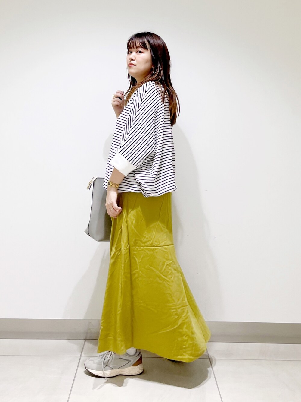 その他のスカート、グレー系のスニーカー、グレー系のトートバッグを着用したレディースの夏コーディネートの7枚目の写真