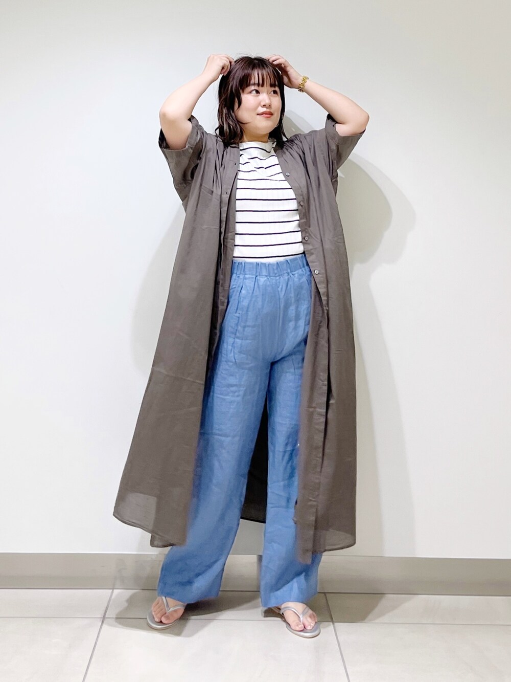 ブルー系のその他パンツ、ホワイト系のTシャツ/カットソー、グリーン系のワンピースを着用したレディースの夏コーディネートの2枚目の写真