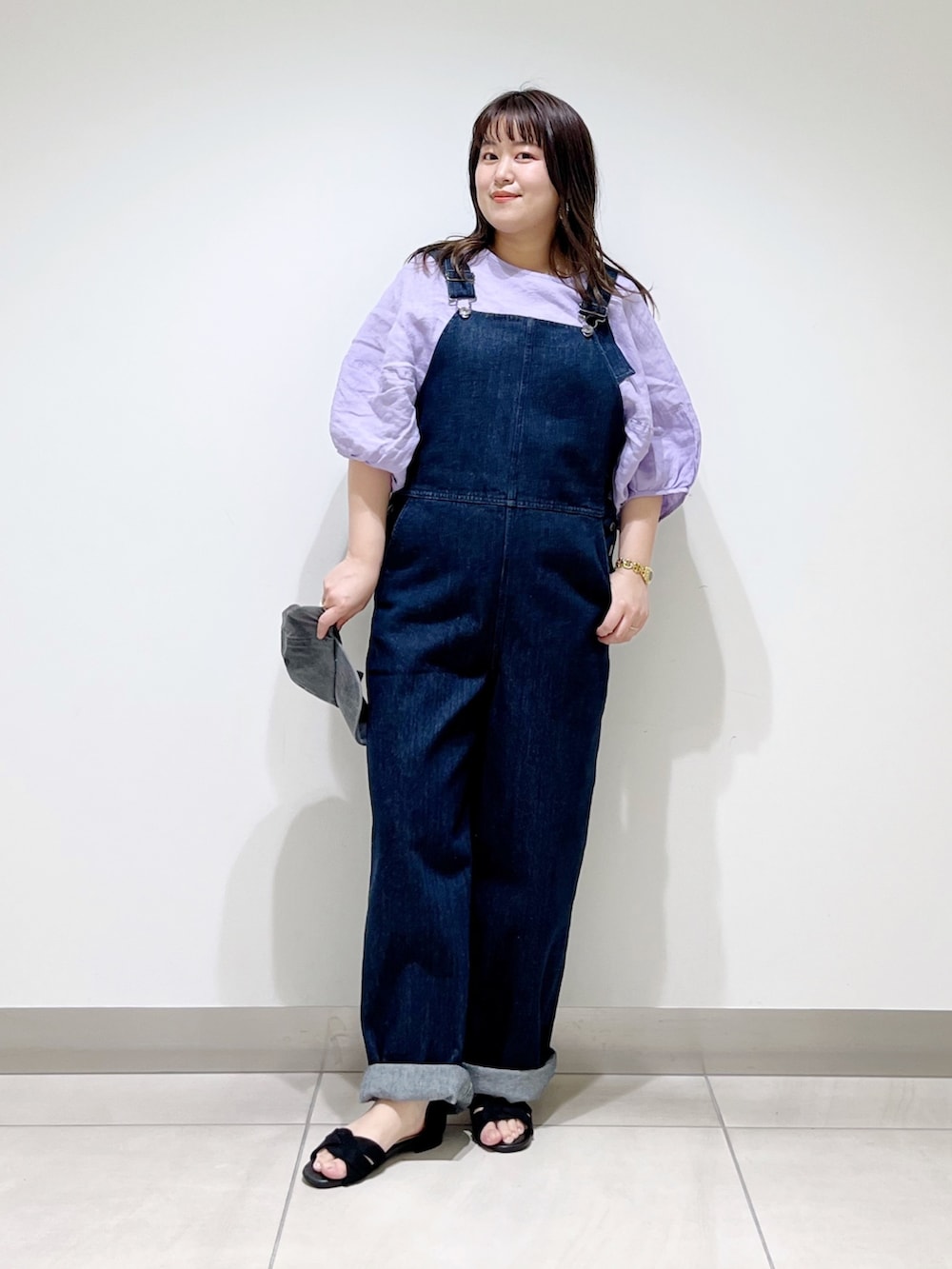 パープル系のシャツ/ブラウス、ブルー系のサロペット/オーバーオール、ブラック系のサンダルを着用したレディースの春コーディネートの4枚目の写真