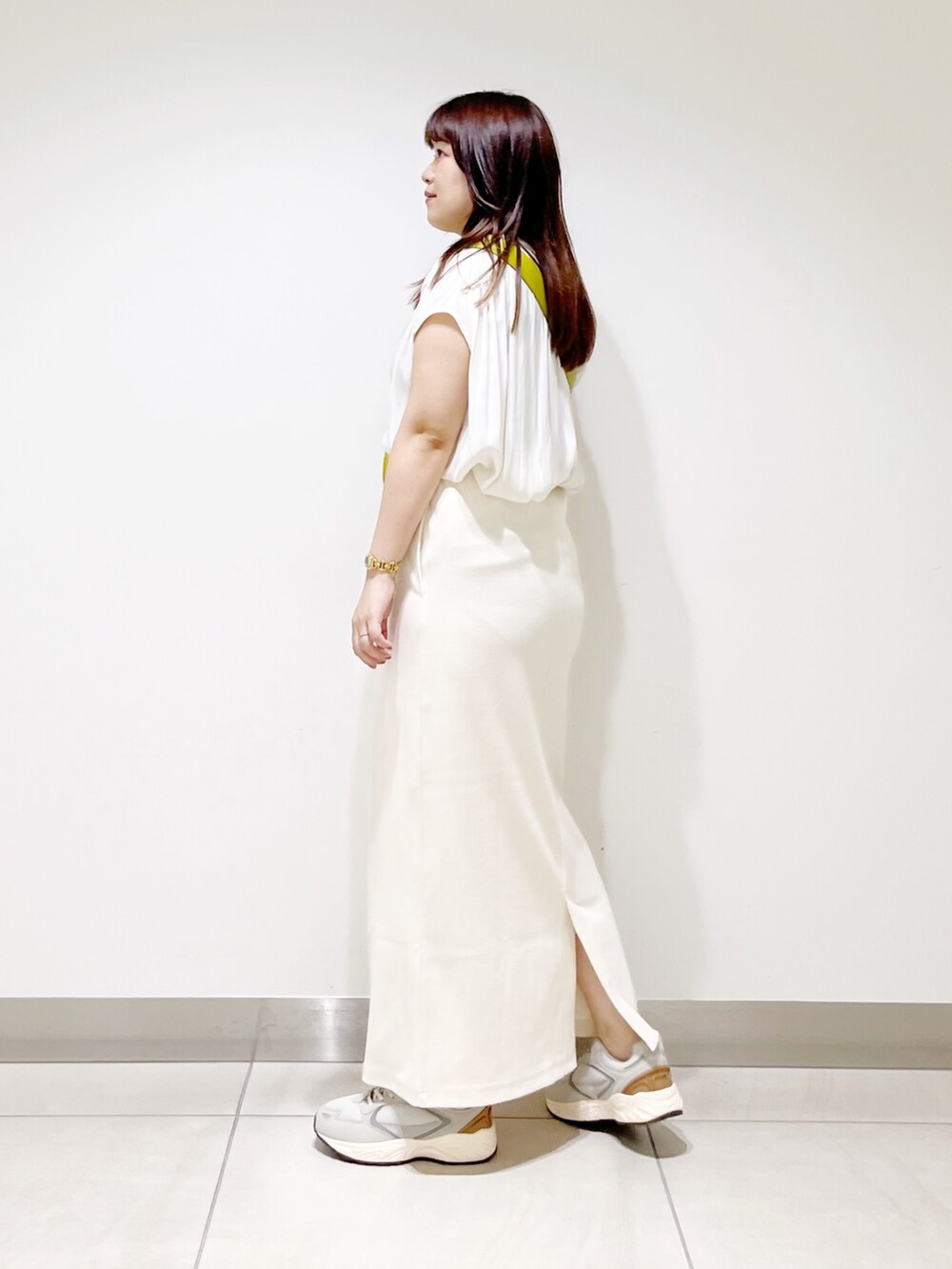 ホワイト系のシャツ/ブラウス、イエロー系のショルダーバッグ、その他のスカートを着用したレディースの夏コーディネートの6枚目の写真