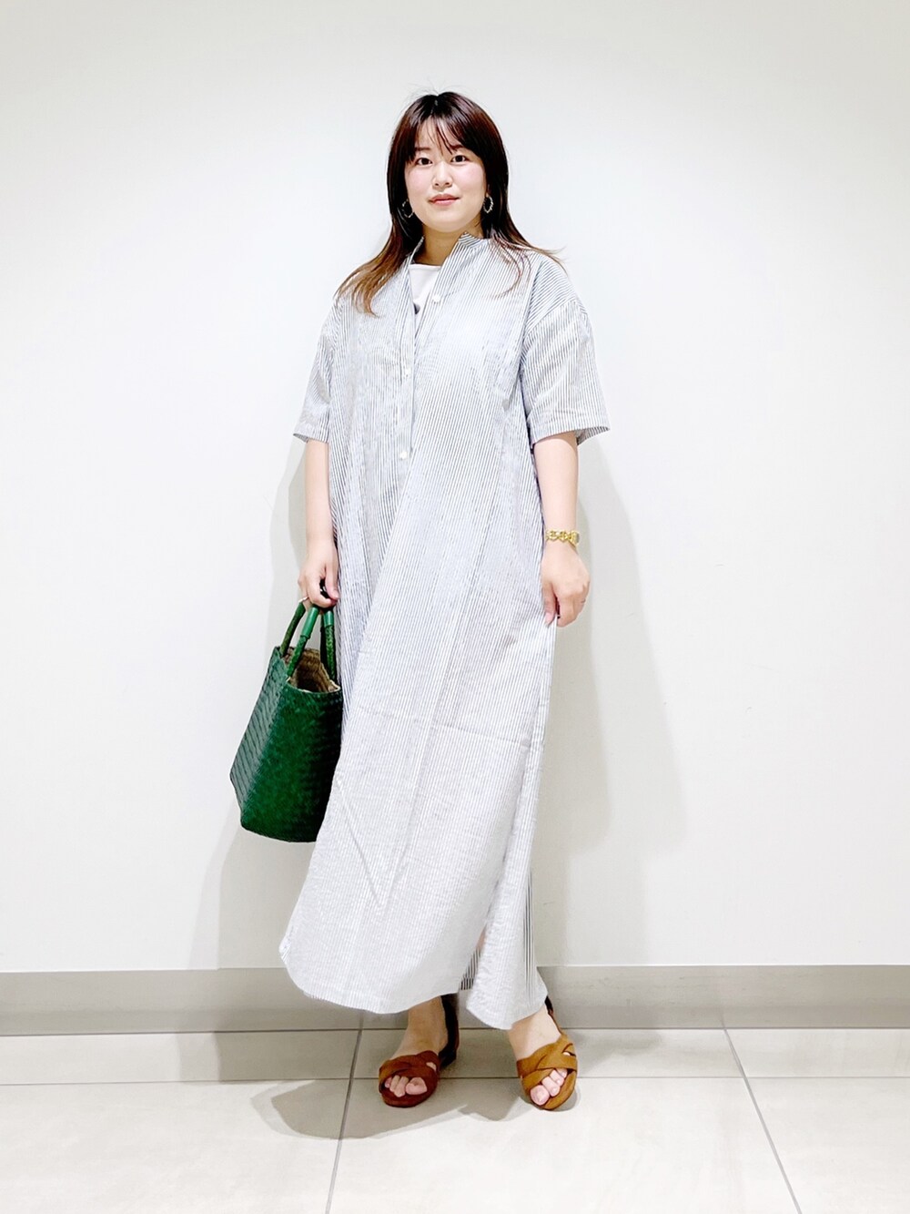 ブラック系のワンピース、グレー系のTシャツ/カットソー、グリーン系のハンドバッグを着用したレディースの夏コーディネートの10枚目の写真