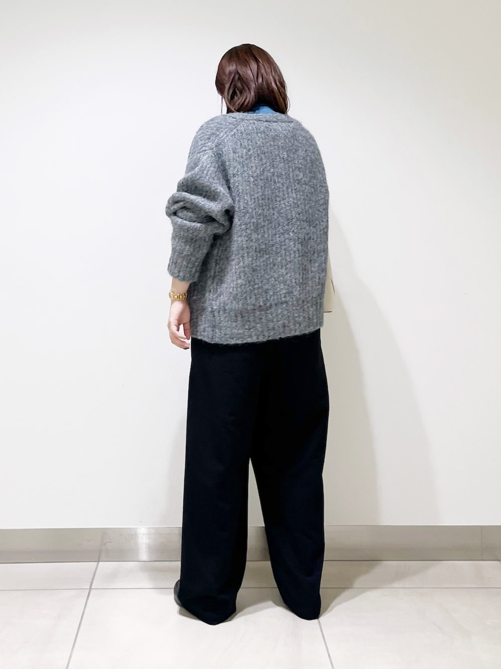 ブルー系のニット/セーター、グレー系のカーディガン/ボレロ、ブラック系のサロペット/オーバーオールを着用したレディースの秋コーディネートの7枚目の写真