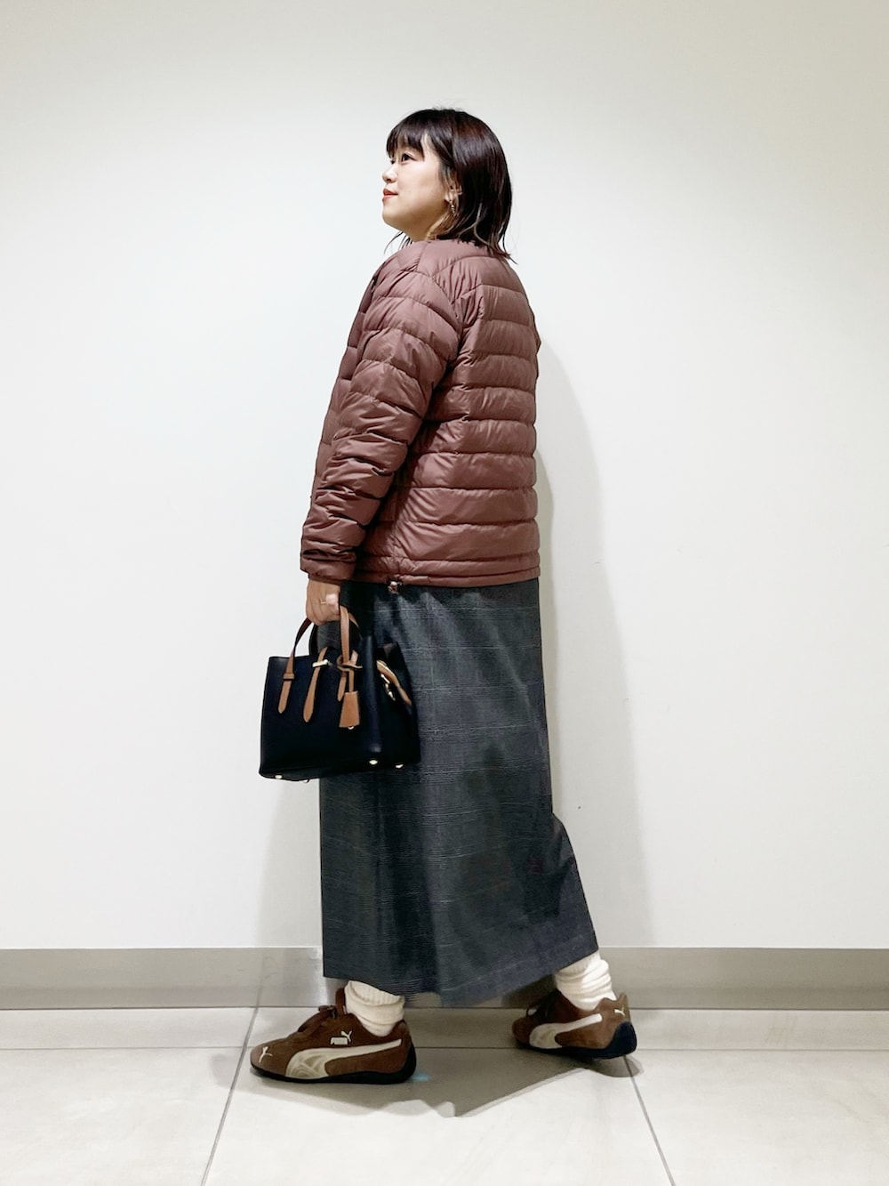 ピンク系のその他アウター、ベージュ系のニット/セーター、その他のワンピースを着用したレディースの秋コーディネートの5枚目の写真