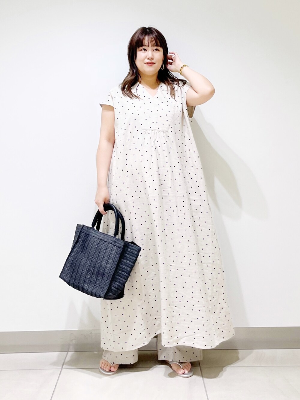 ベージュ系のワンピース、ベージュ系のその他パンツ、ブラック系のトートバッグを着用したレディースの夏コーディネートの4枚目の写真