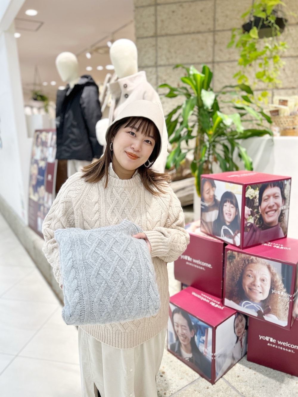 グレー系のチェスターコート、ホワイト系のワンピース、ベージュ系のニット/セーターを着用したレディースの冬コーディネートの10枚目の写真