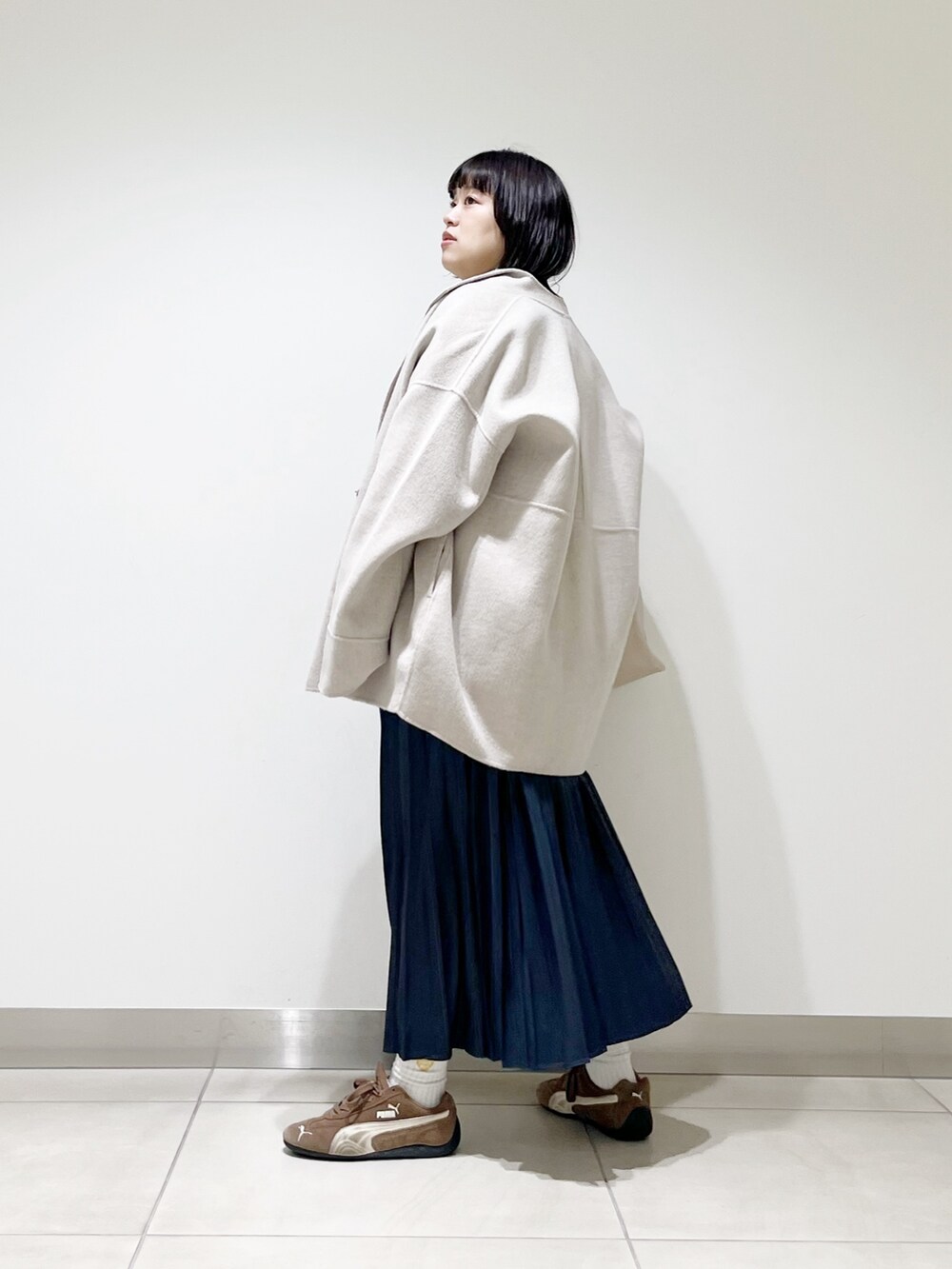 ベージュ系のその他アウター、ベージュ系のニット/セーター、ホワイト系のトートバッグを着用したレディースの秋コーディネートの4枚目の写真