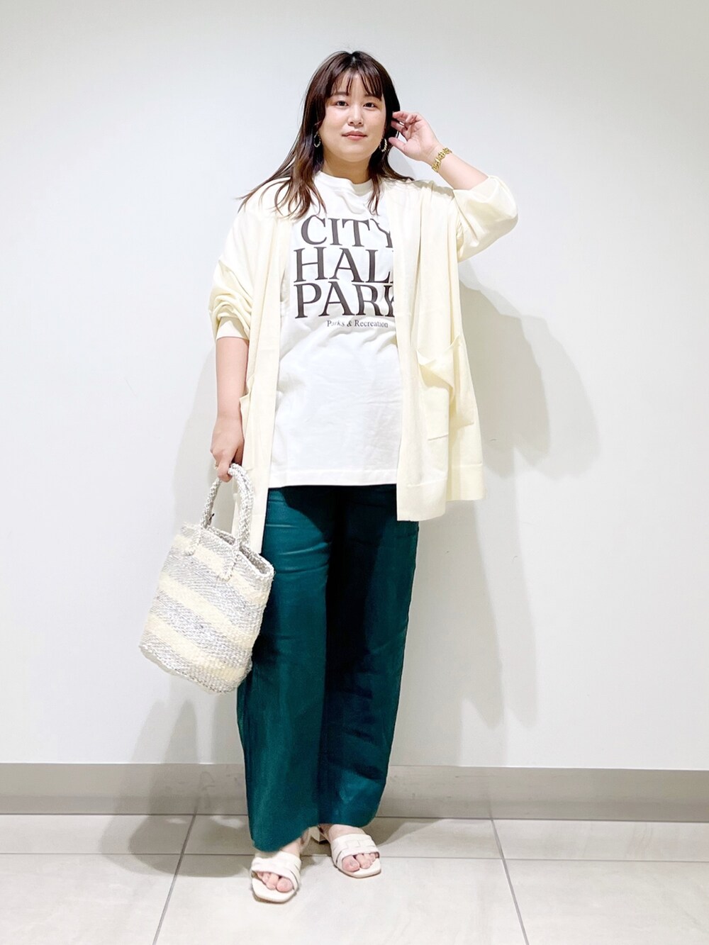 ホワイト系のTシャツ/カットソー、ホワイト系のカーディガン/ボレロ、グリーン系のその他パンツを着用したレディースの春コーディネートの9枚目の写真