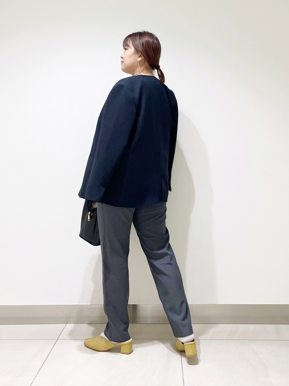 ブルー系のシャツ/ブラウス、ブルー系のスーツジャケット、ブラック系のトートバッグを着用したレディースの春コーディネートの5枚目の写真
