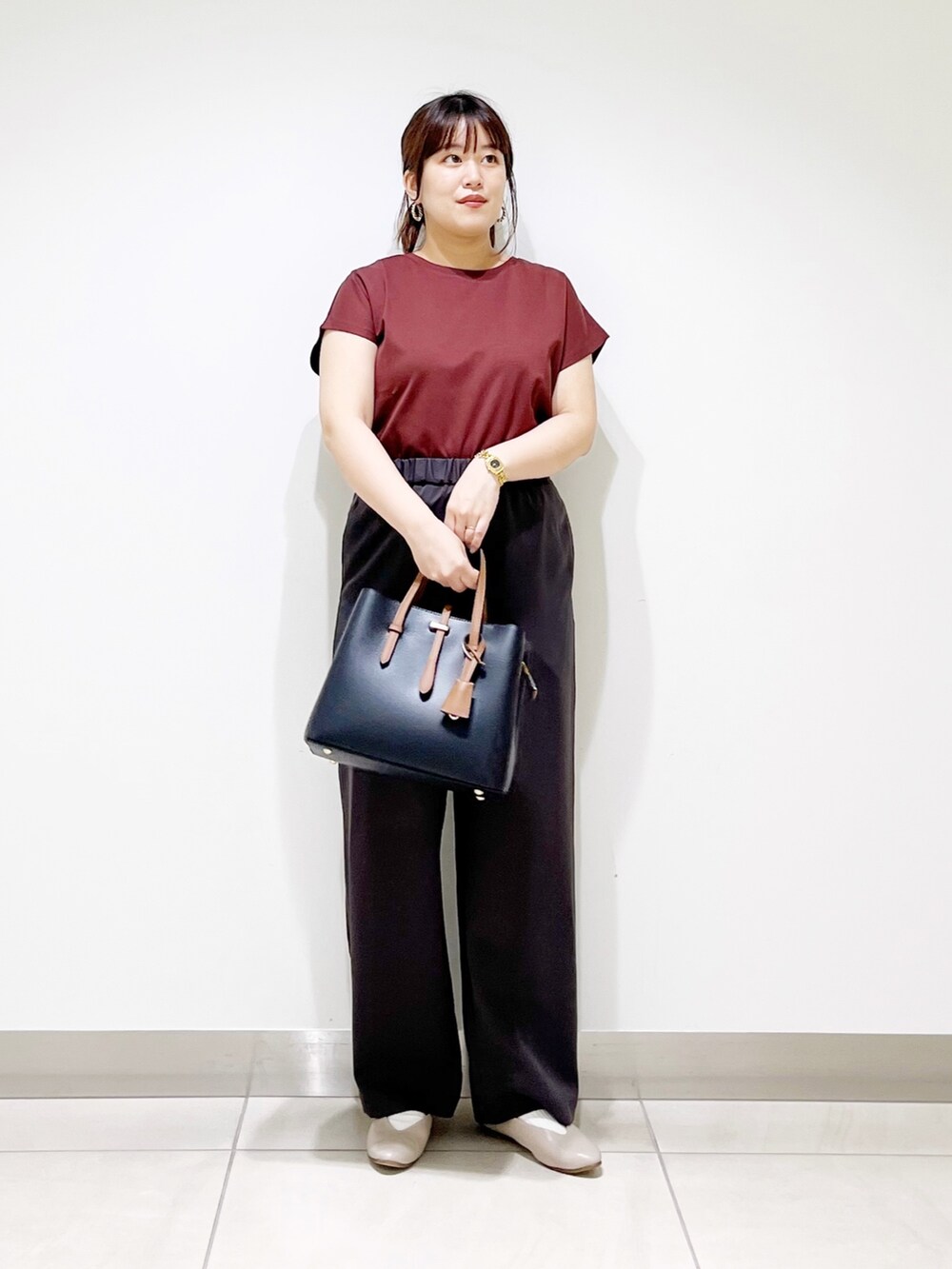 レッド系のTシャツ/カットソー、グレー系のその他パンツ、ブラック系のトートバッグを着用したレディースの夏コーディネートの6枚目の写真