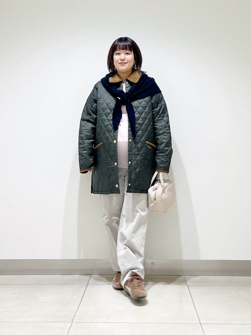 ブルー系のその他アウター、ピンク系のニット/セーター、グレー系のボストンバッグを着用したレディースの秋コーディネートの10枚目の写真