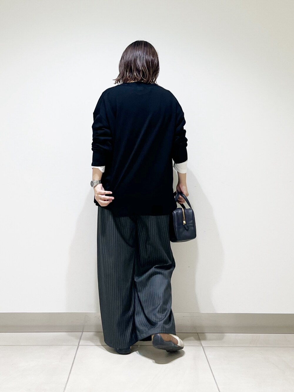 ブラック系のカーディガン/ボレロ、その他のその他パンツ、ホワイト系のTシャツ/カットソーを着用したレディースの秋コーディネートの6枚目の写真