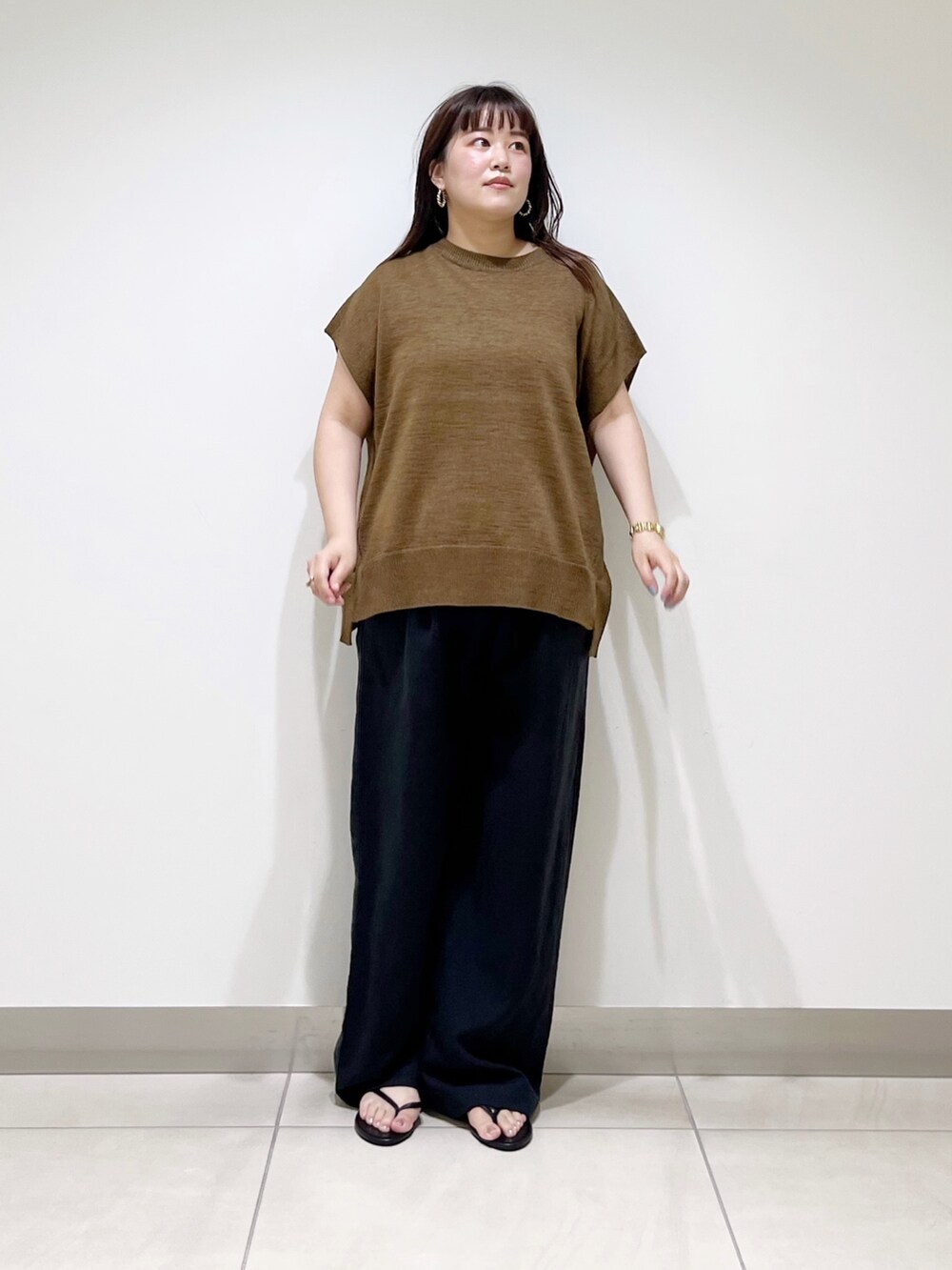 イエロー系のトップス、ブラック系のその他パンツ、ブラック系のサンダルを着用したレディースの夏コーディネートの2枚目の写真