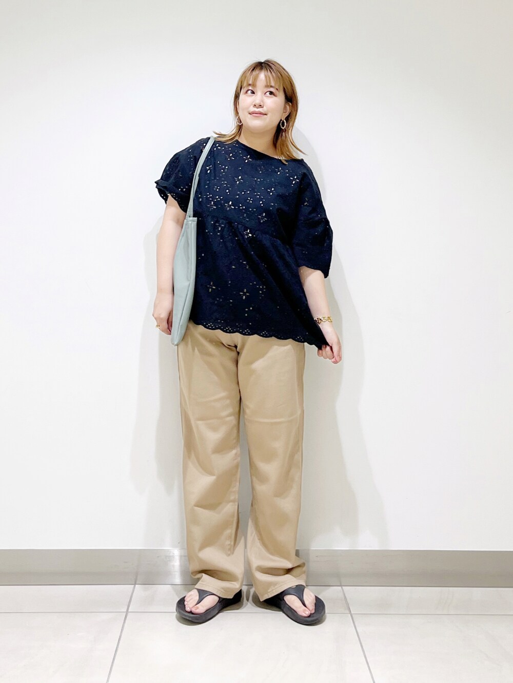 ブラック系のシャツ/ブラウス、ベージュ系のその他パンツ、ブラック系のサンダルを着用したレディースの夏コーディネートの3枚目の写真