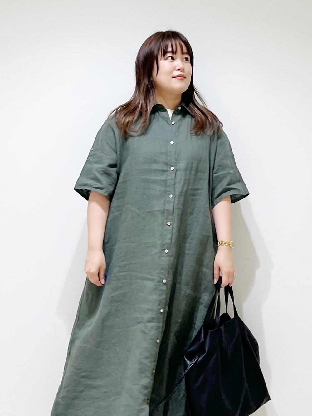 グリーン系のワンピース、ブラック系のトートバッグ、ベージュ系のその他パンツを着用したレディースの夏コーディネートの5枚目の写真