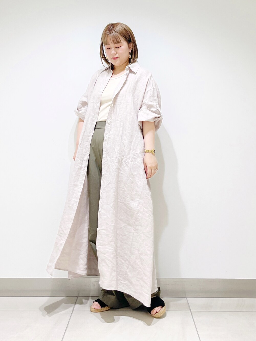 ベージュ系のワンピース、グリーン系のその他パンツ、ブラック系のサンダルを着用したレディースの夏コーディネートの5枚目の写真