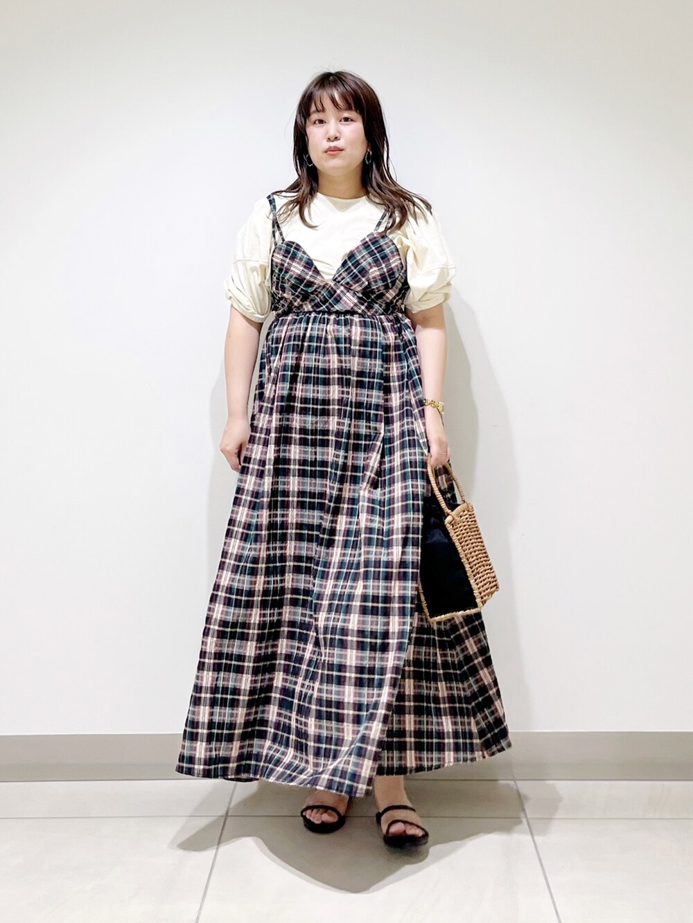 ブルー系のワンピース、ホワイト系のTシャツ/カットソー、ブラック系のサンダルを着用したレディースの春コーディネートの8枚目の写真