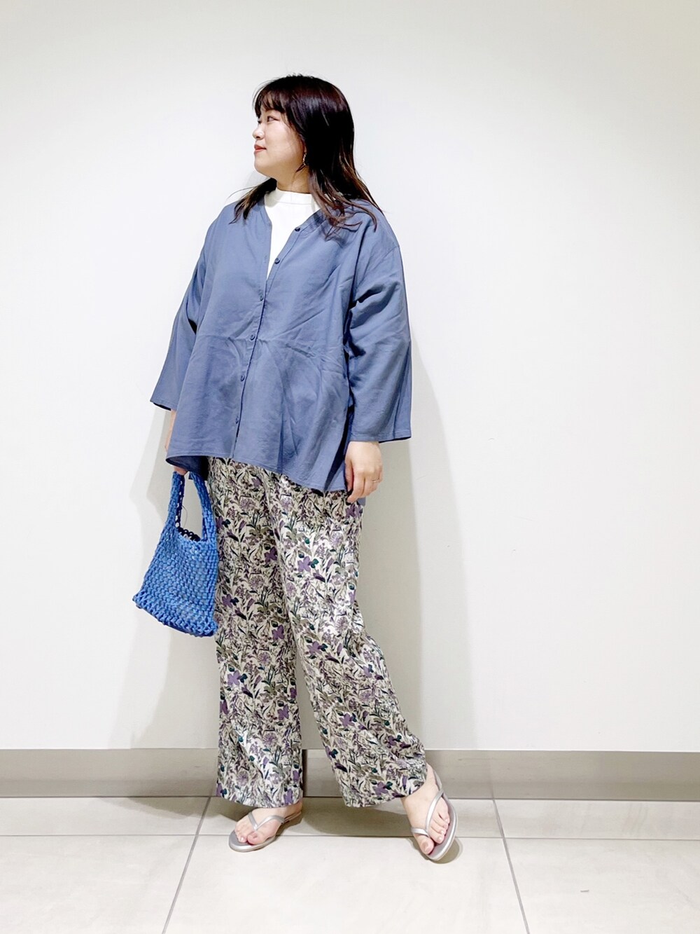 ブルー系のシャツ/ブラウス、パープル系のその他パンツ、ブルー系のハンドバッグを着用したレディースの春コーディネートの2枚目の写真