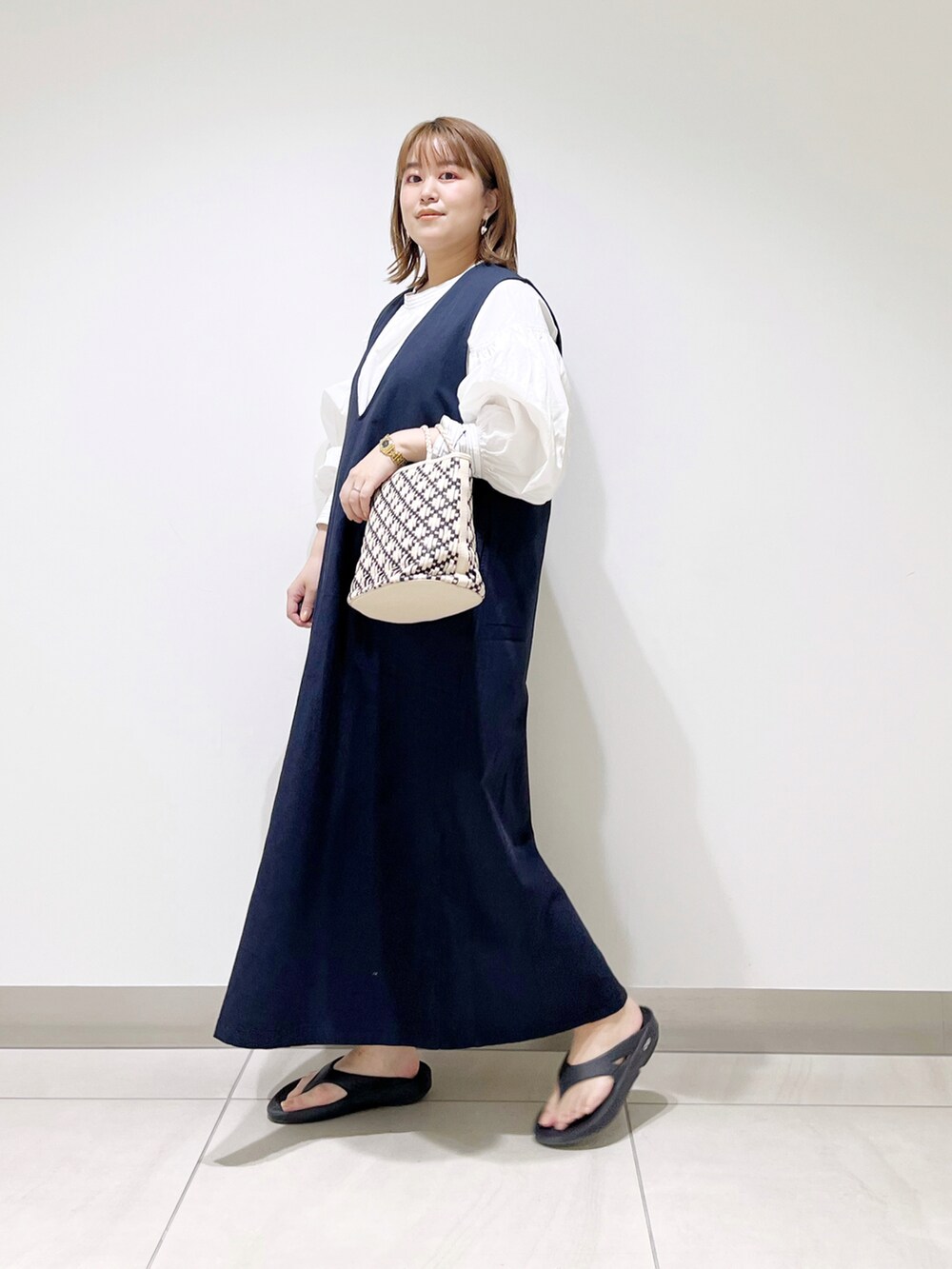 ホワイト系のTシャツ/カットソー、ホワイト系のハンドバッグ、ブルー系のワンピースを着用したレディースの春コーディネートの4枚目の写真