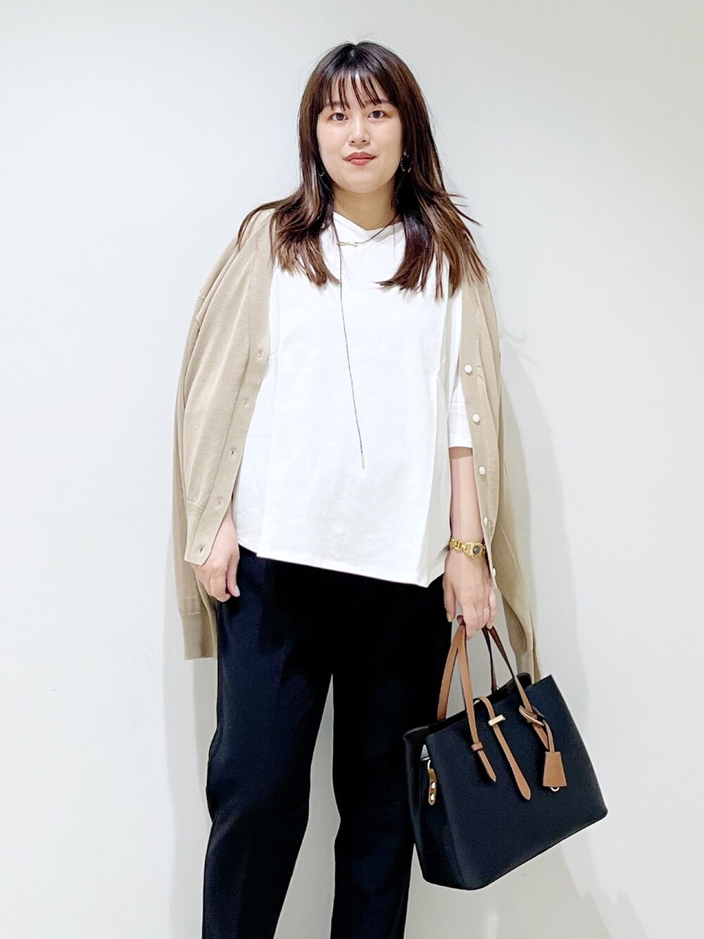 ホワイト系のTシャツ/カットソー、ベージュ系のカーディガン/ボレロ、ブルー系のパンツを着用したレディースの夏コーディネートの3枚目の写真