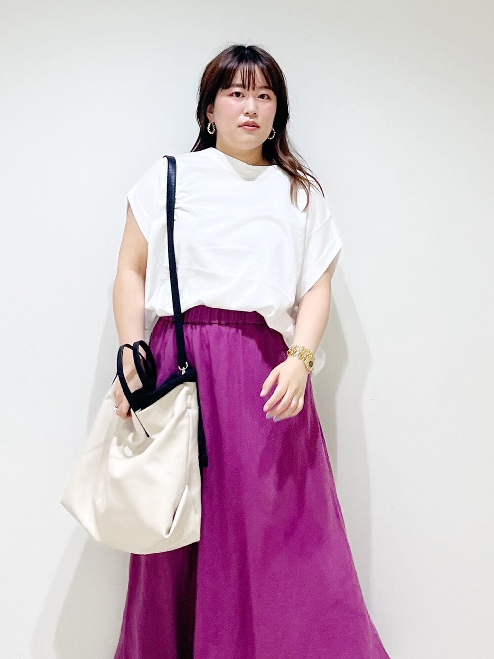 ホワイト系のTシャツ/カットソー、パープル系のスカート、ホワイト系のトートバッグを着用したレディースの夏コーディネートの8枚目の写真