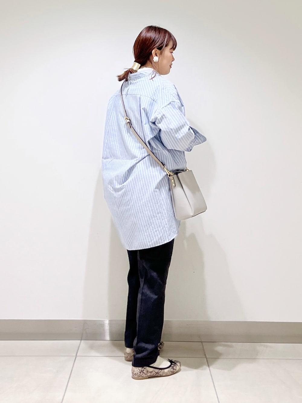 ホワイト系のTシャツ/カットソー、ブルー系のシャツ/ブラウス、グレー系のショルダーバッグを着用したレディースの秋コーディネートの4枚目の写真