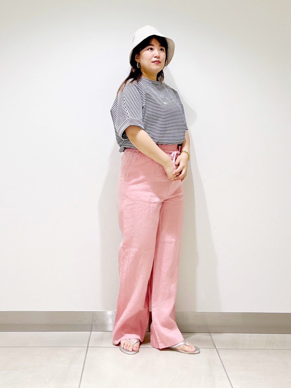 ピンク系のその他パンツ、ホワイト系のTシャツ/カットソー、シルバー系のサンダルを着用したレディースの夏コーディネートの7枚目の写真