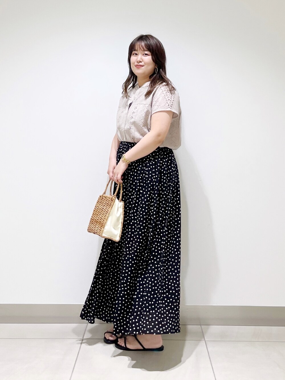 ブラック系のスカート、グレー系のシャツ/ブラウス、ベージュ系のハンドバッグを着用したレディースの春コーディネートの7枚目の写真