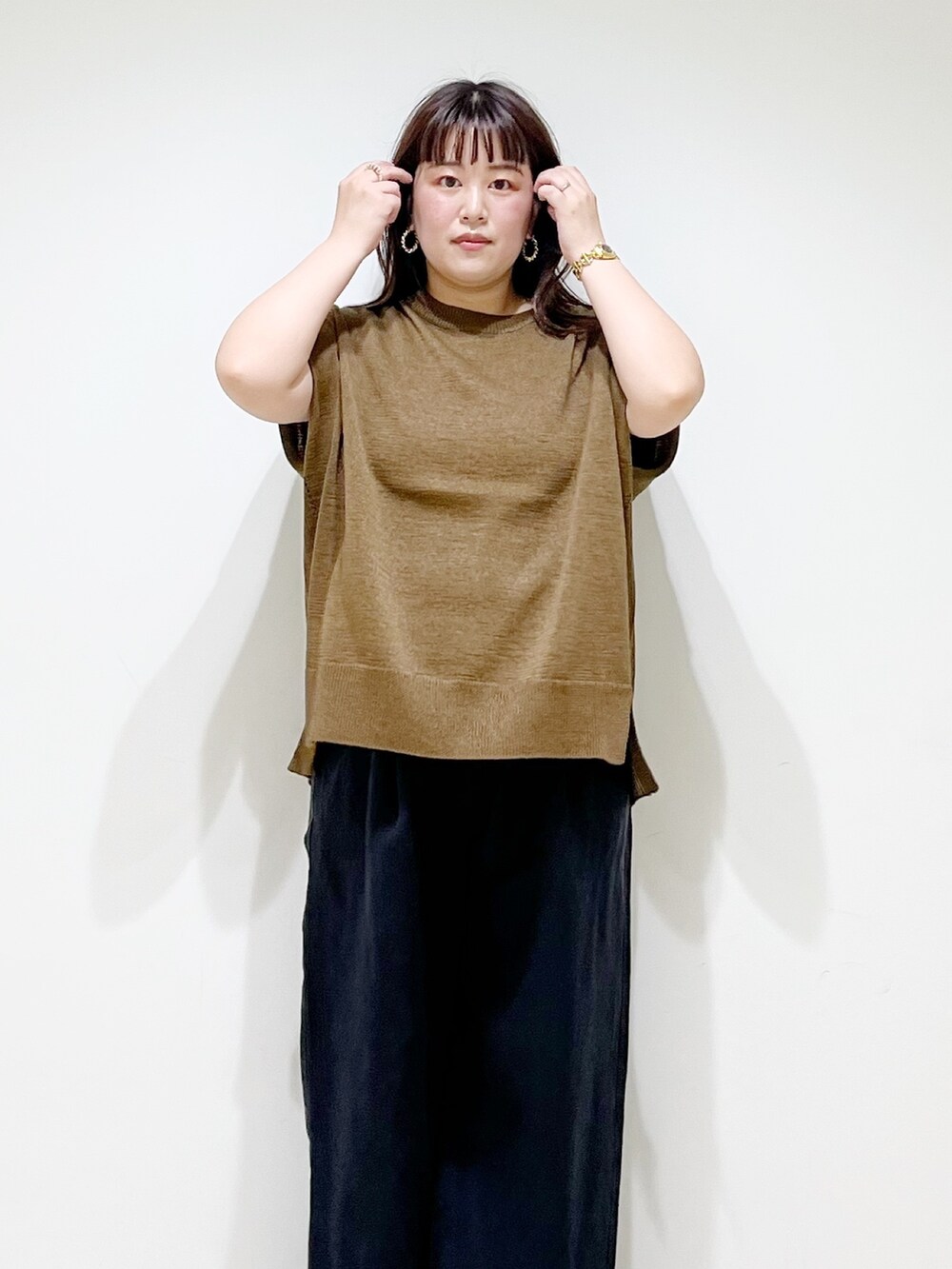 イエロー系のトップス、ブラック系のその他パンツ、ブラック系のサンダルを着用したレディースの夏コーディネートの7枚目の写真