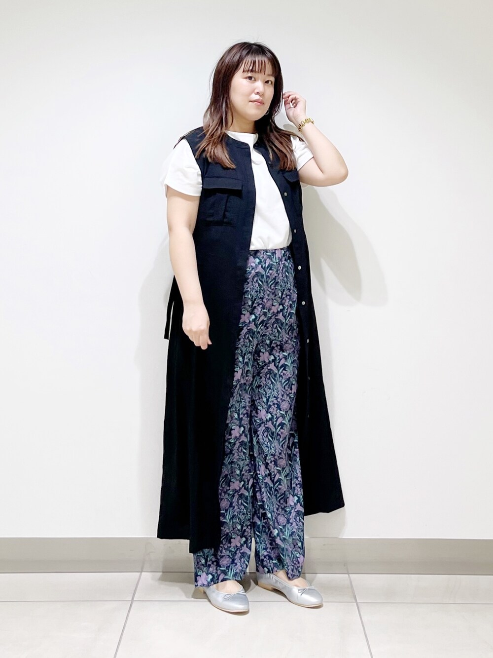 ブラック系のワンピース、ブルー系のその他パンツ、シルバー系のバレエシューズを着用したレディースの夏コーディネートの10枚目の写真