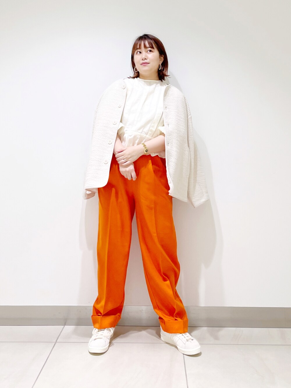 ホワイト系のシャツ/ブラウス、ホワイト系のノーカラージャケット、オレンジ系のその他パンツを着用したレディースの冬コーディネートの2枚目の写真