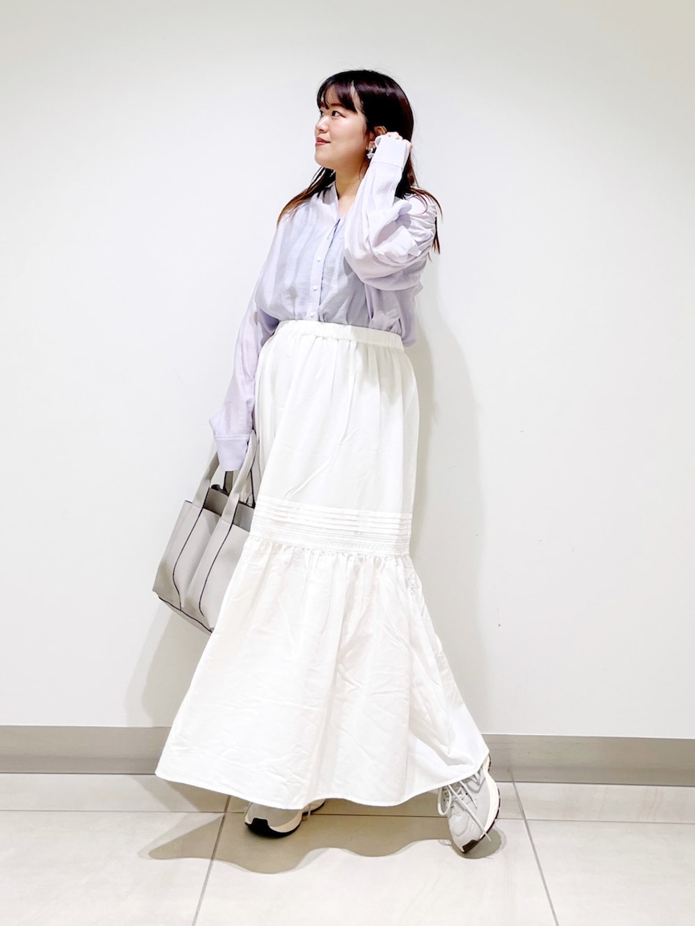 パープル系のシャツ/ブラウス、ホワイト系のスカート、グレー系のトートバッグを着用したレディースの夏コーディネートの3枚目の写真