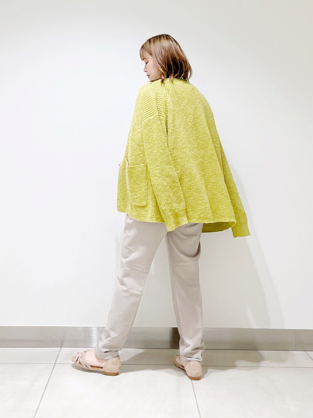 ホワイト系のTシャツ/カットソー、グリーン系のカーディガン/ボレロ、ベージュ系のその他パンツを着用したレディースの夏コーディネートの3枚目の写真