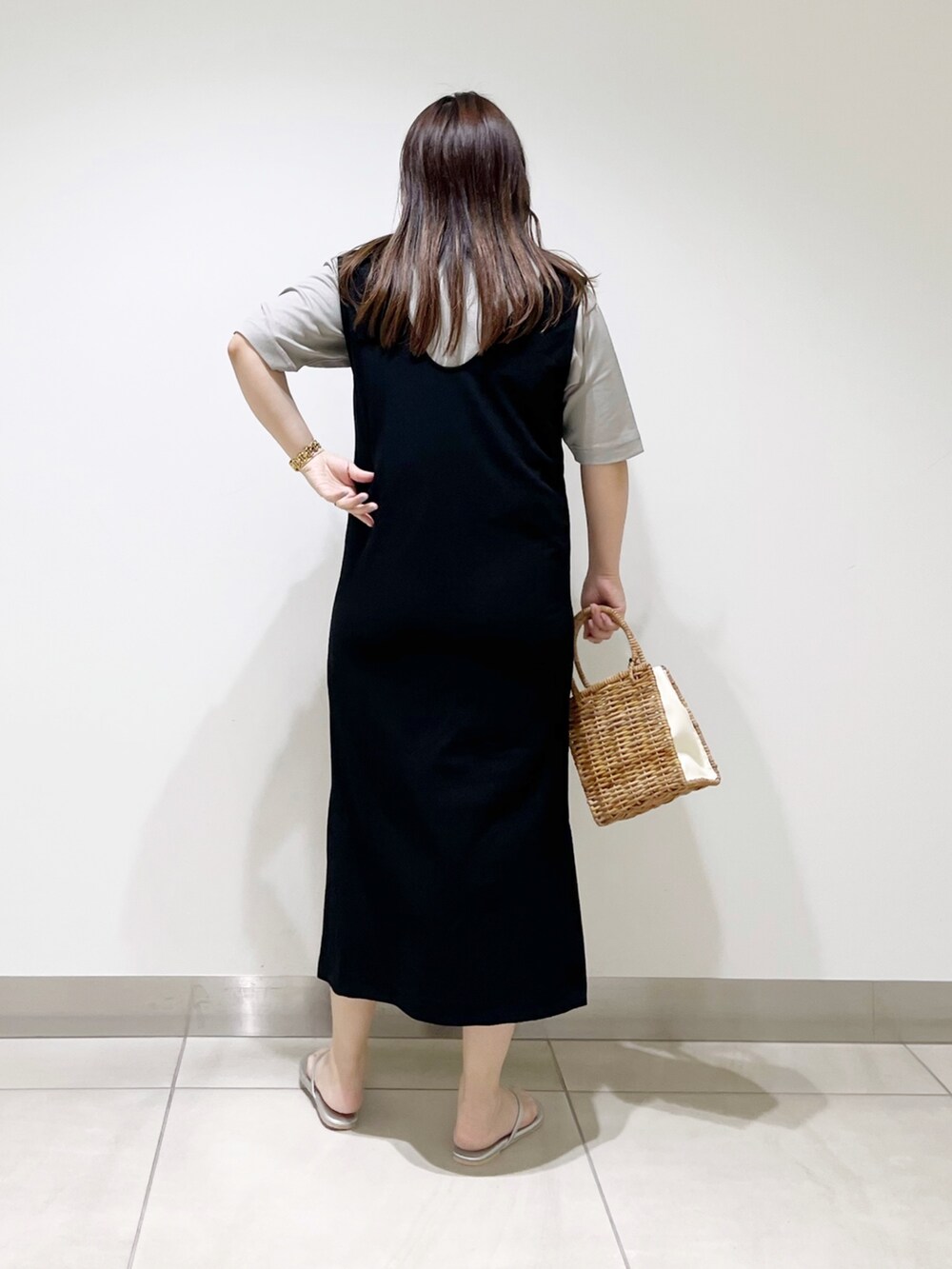 ブラック系のワンピース、グレー系のTシャツ/カットソー、ベージュ系のハンドバッグを着用したレディースの夏コーディネートの5枚目の写真