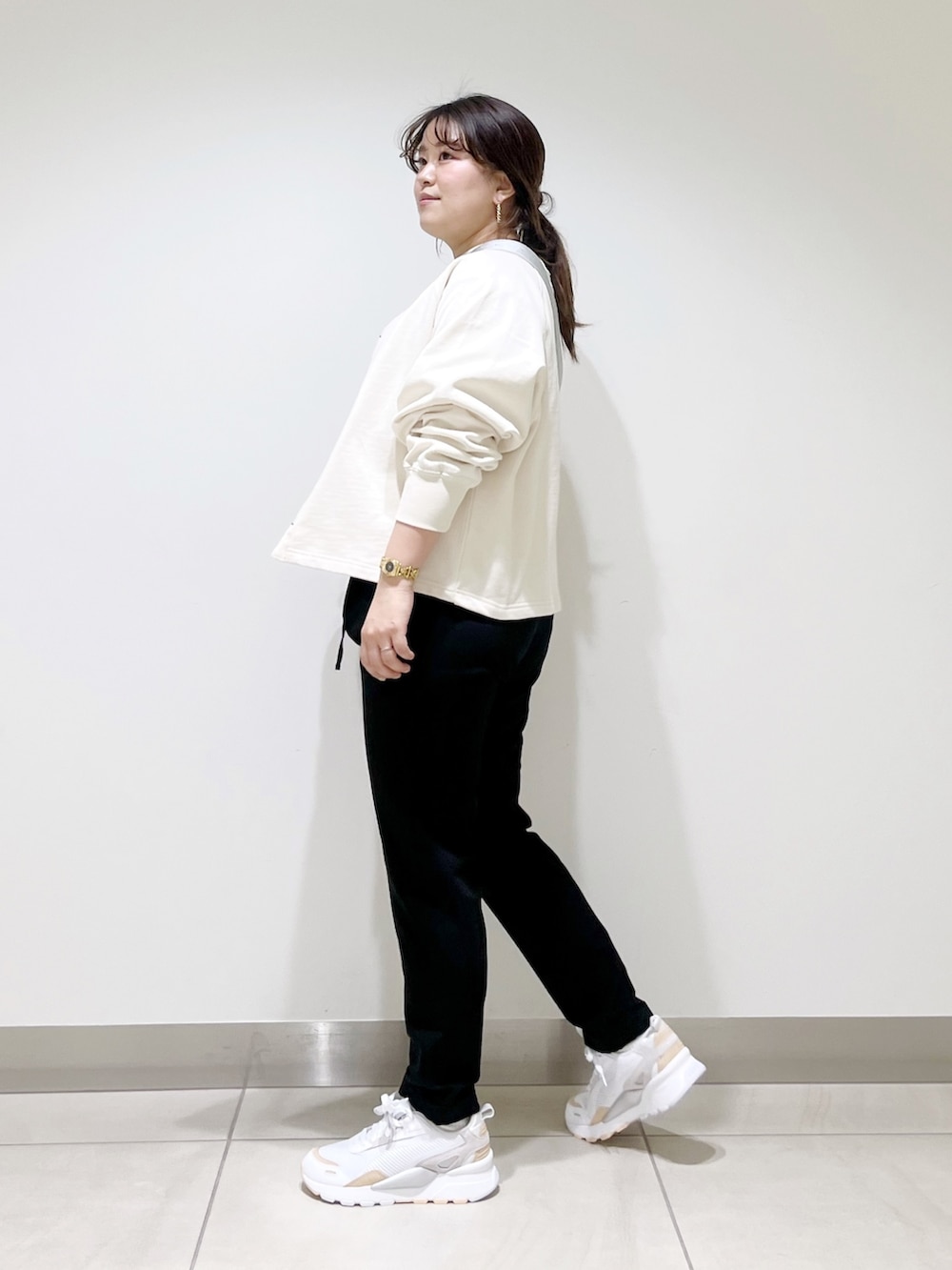 ベージュ系のTシャツ/カットソー、ブラック系のその他パンツ、シルバー系のショルダーバッグを着用したレディースの春コーディネートの4枚目の写真