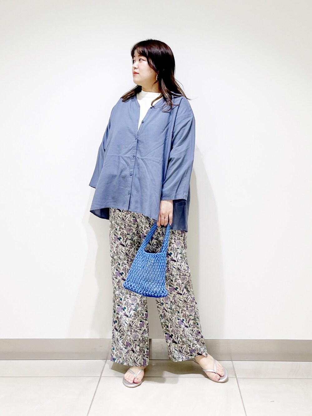 ブルー系のシャツ/ブラウス、パープル系のその他パンツ、ブルー系のハンドバッグを着用したレディースの春コーディネートの5枚目の写真